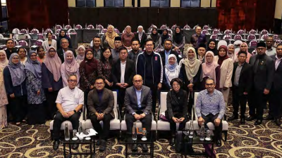 MEMPERKUKUH DAYA TAHAN KOMUNITI, MEMBANGUNKAN PENYELESAIAN INKLUSIF