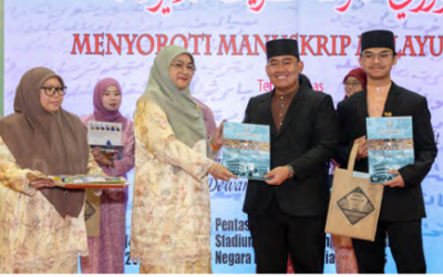 KUMPULAN KUPU SB JUARA PERTANDINGAN MENYOROTI MANUSKRIP MELAYU LAMA